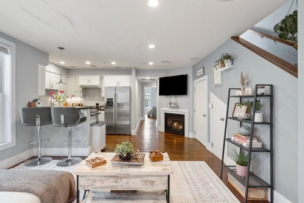 12 Mohawk St, South Boston