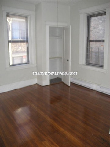 3 bed, 1 bath apartment for rent at 887 Huntington Ave Unit 2, Mission Hill — photo 5 of 15