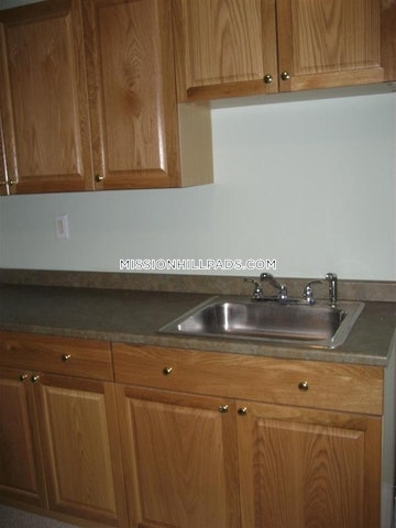 3 bed, 1 bath apartment for rent at 887 Huntington Ave Unit 2, Mission Hill — photo 6 of 15