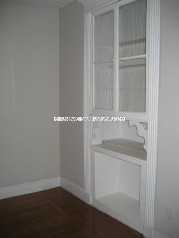 3 bed, 1 bath apartment for rent at 887 Huntington Ave Unit 2, Mission Hill — photo 9 of 15