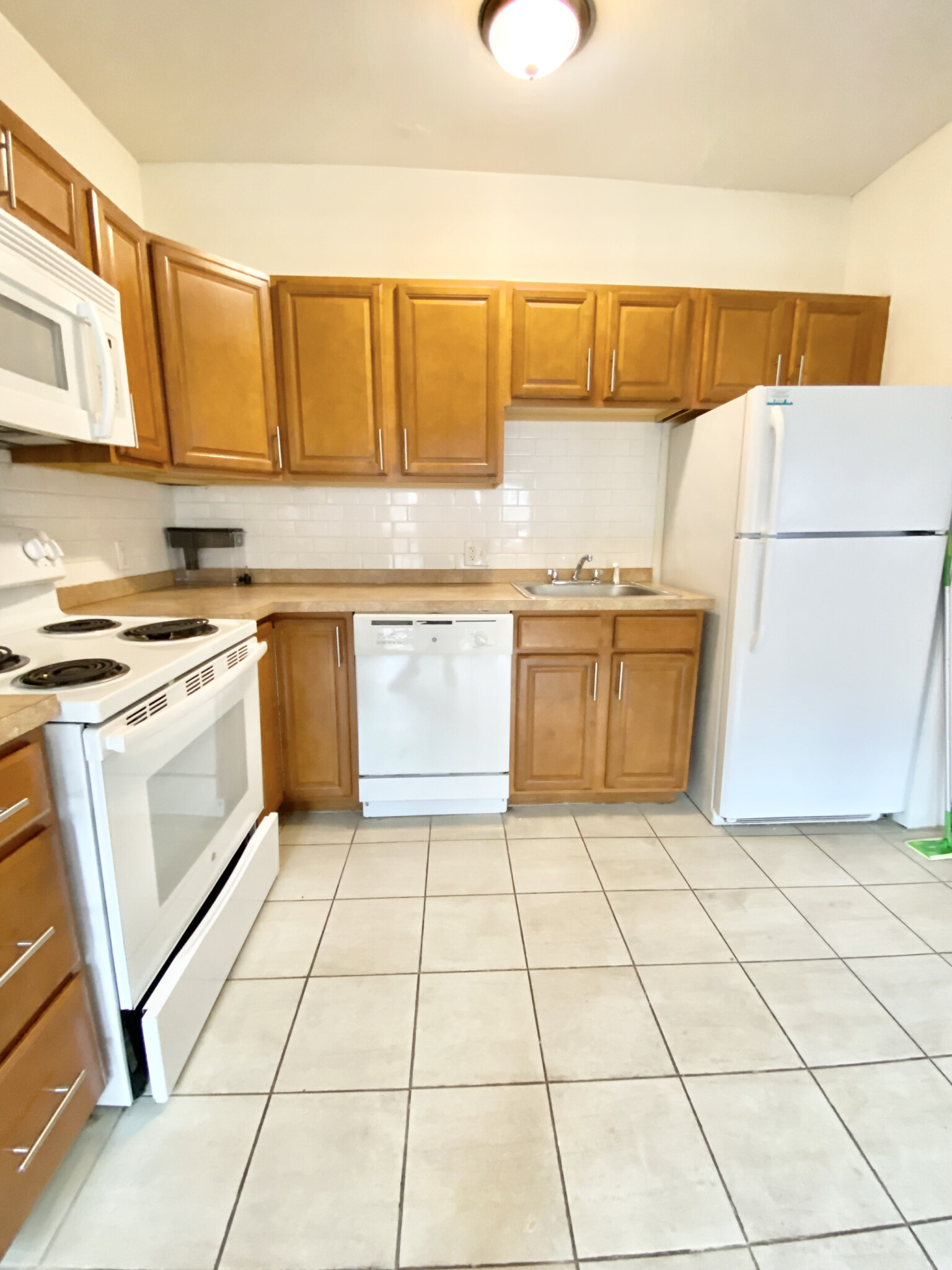 3 bed, 1.5 bath apartment for rent at 1133 Commonwealth Ave Unit 5.,, Allston — photo 3 of 4