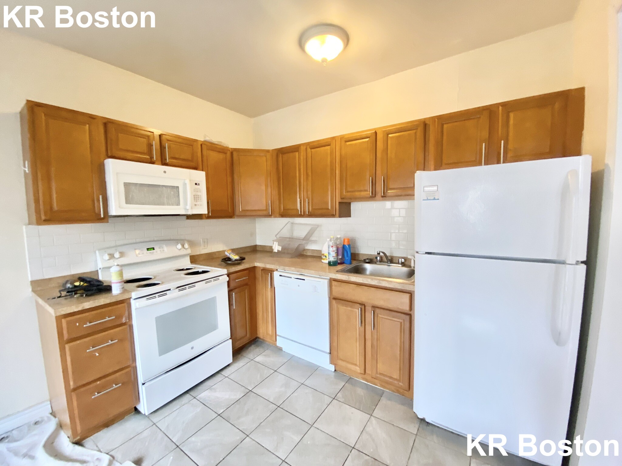 3 bed, 1.5 bath apartment for rent at 1137 Commonwealth Ave Unit 4, Allston — photo 1 of 4