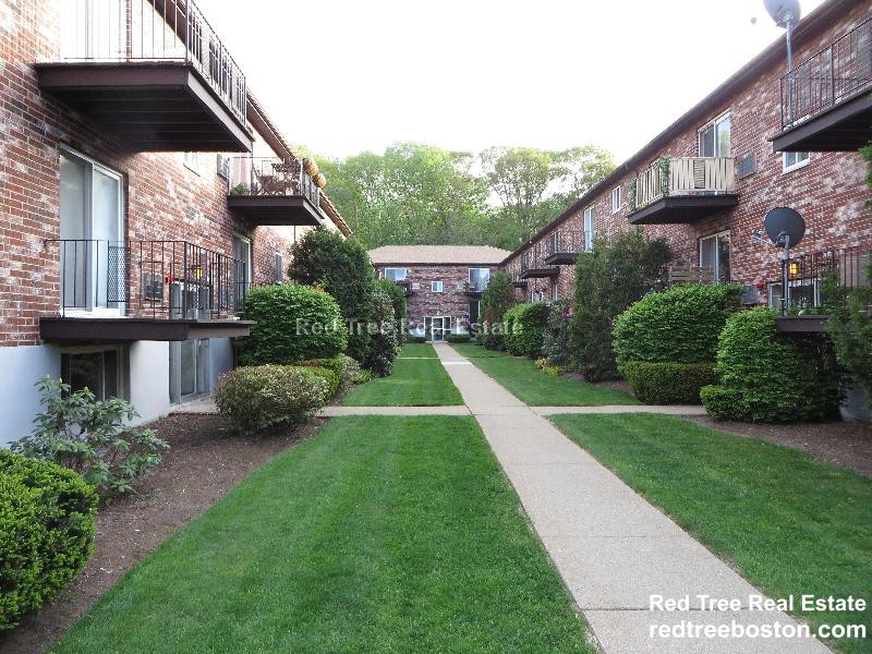 33 Westgate Rd, Chestnut Hill