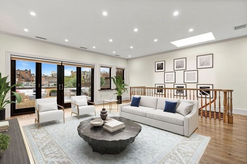 330 Newbury St, Back Bay