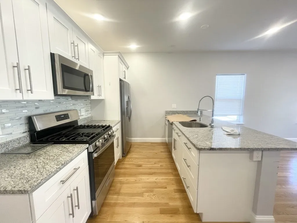 65 Burrell St, Boston