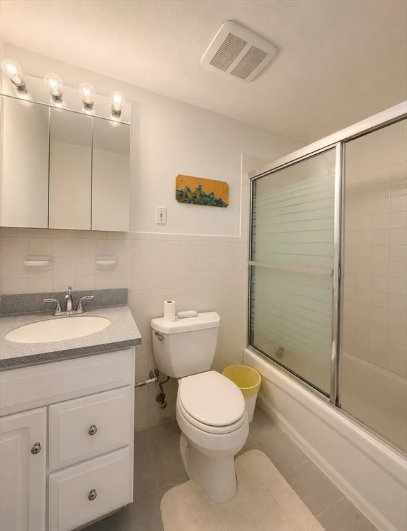 30 Lake Shore Ct, Brighton