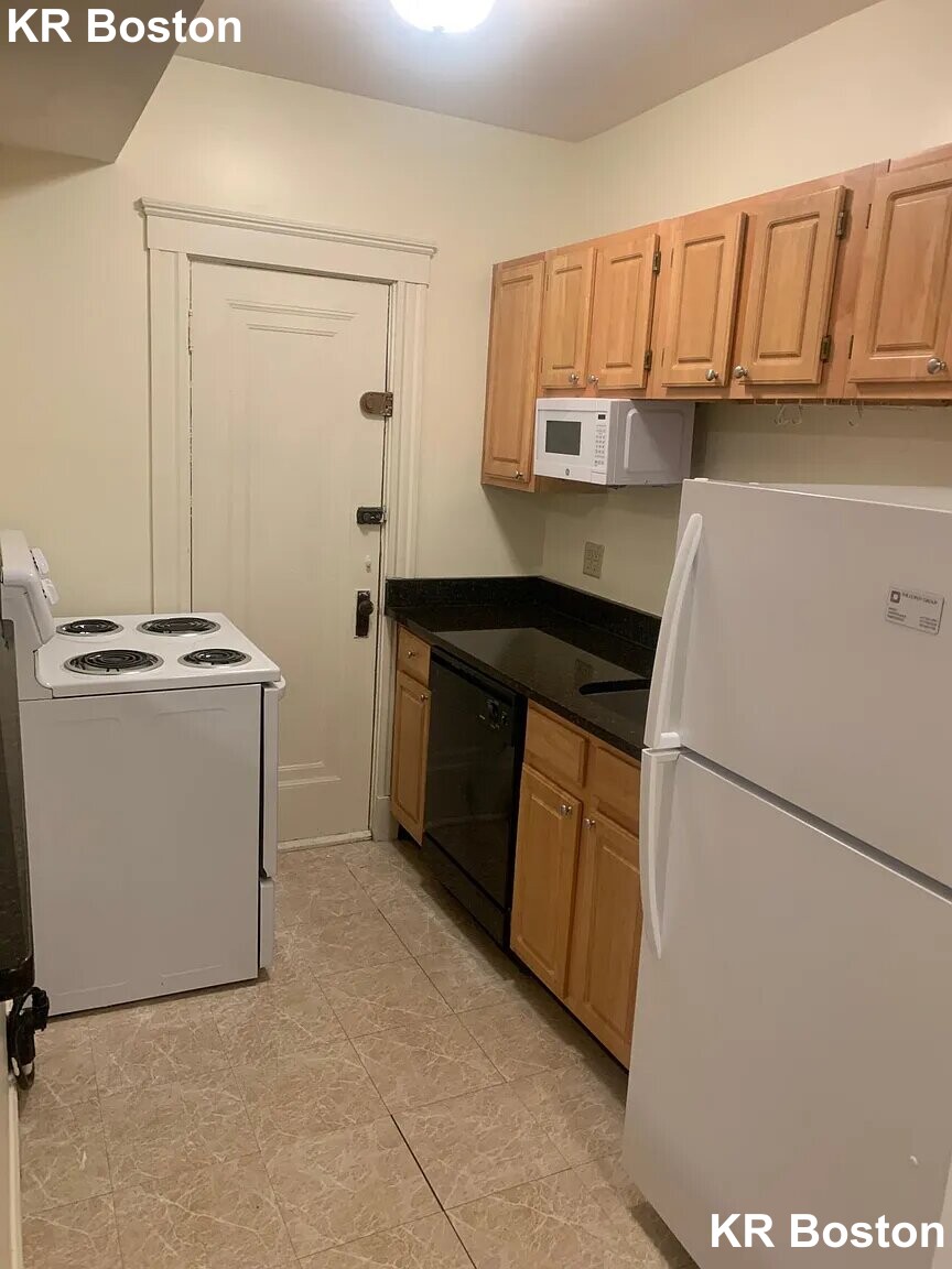Studio bed, 1 bath apartment for rent at 117 Park Dr Unit 012, Fenway — photo 2 of 3
