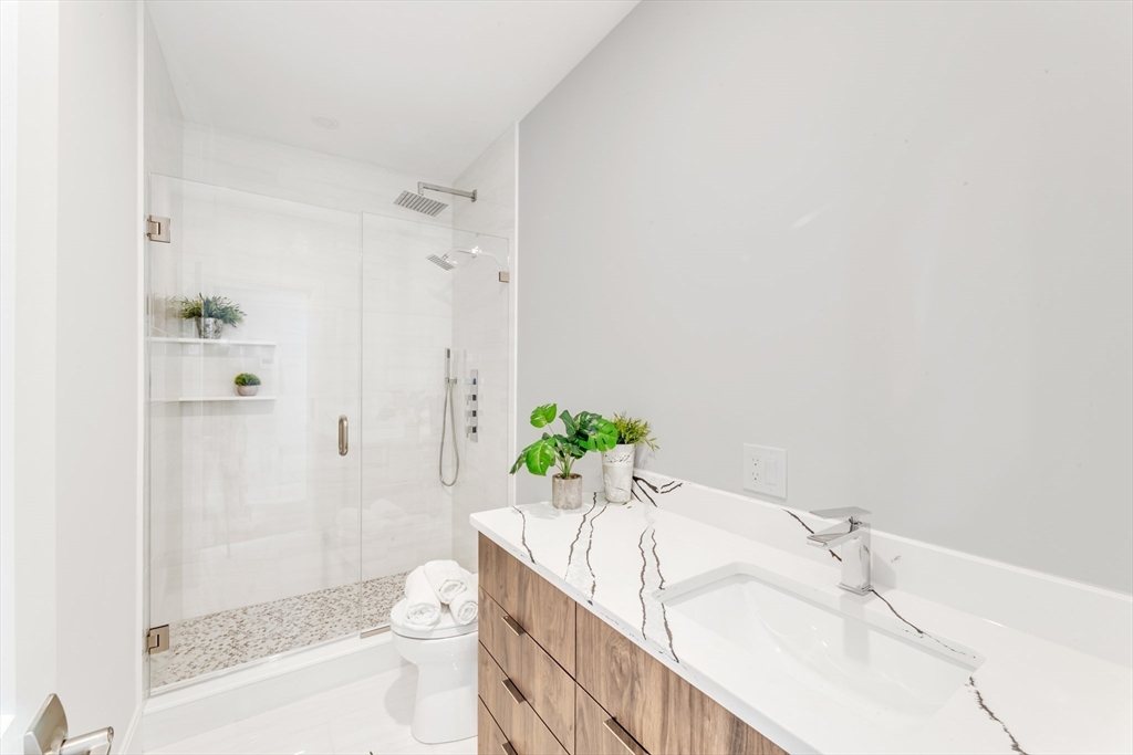 582 East Broadway, Boston