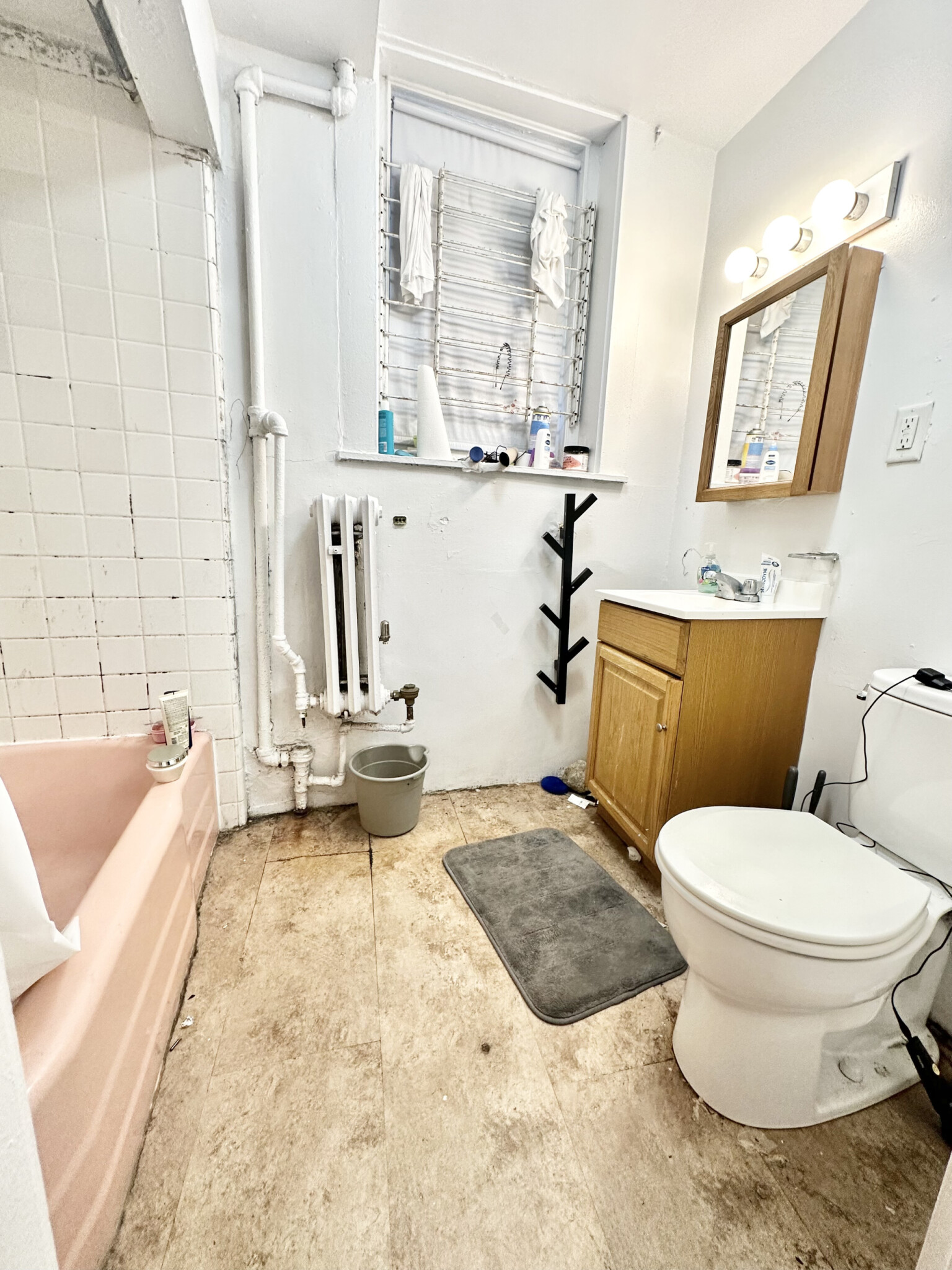 1 split bed, 1 bath apartment for rent at 119 Sutherland Rd Unit A., Brighton — photo 3 of 3