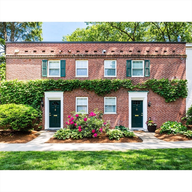 39 Thornton Rd, Chestnut Hill