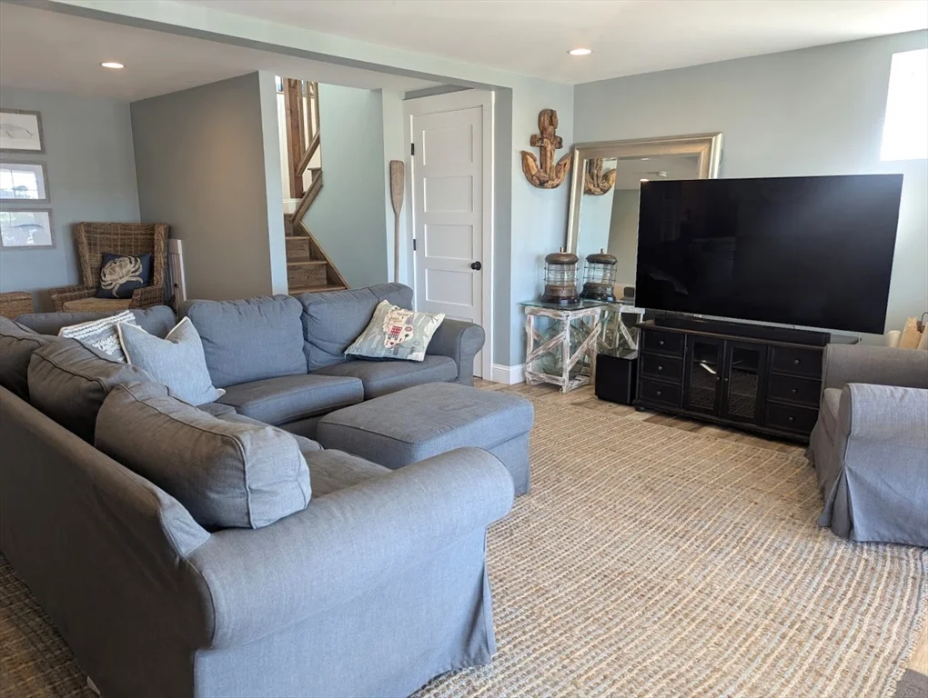 37 River Rd, Little Neck