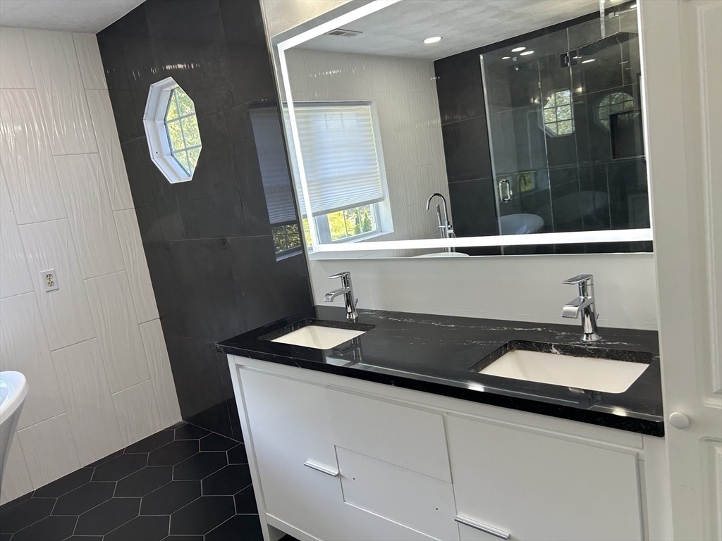 3 Gooseneck Ln, Westford