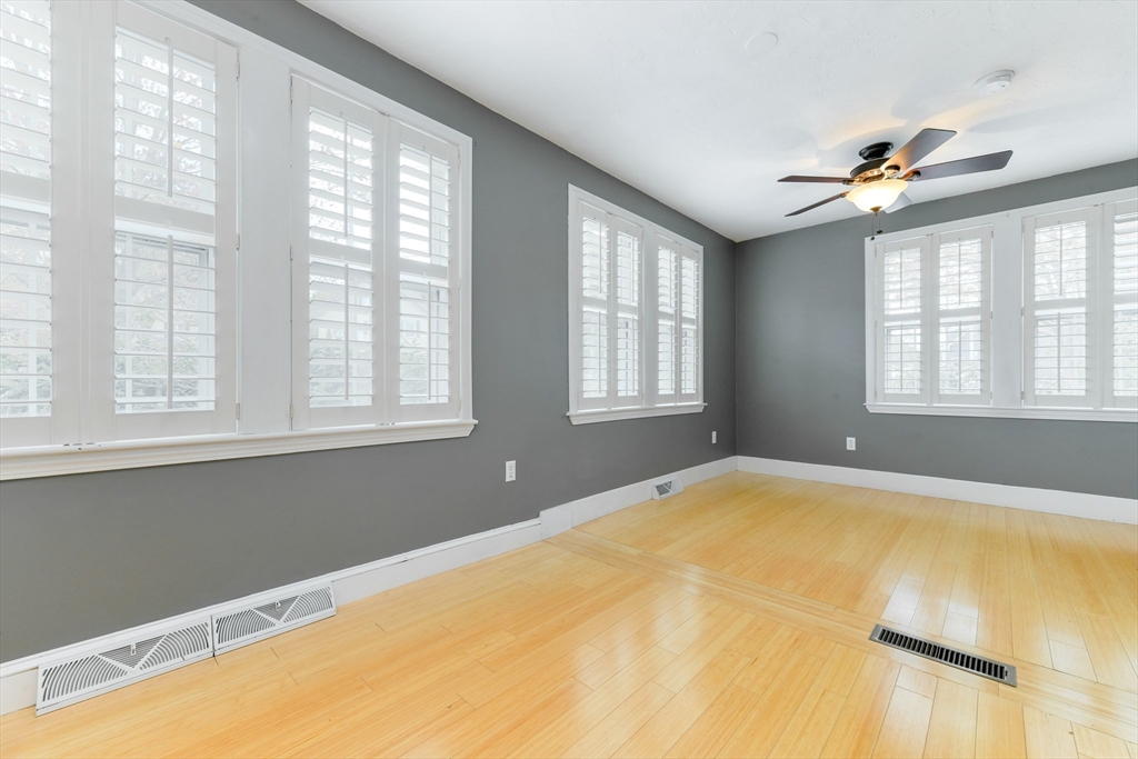 4 Spruce Rd, Precinct One/Upper Dedham