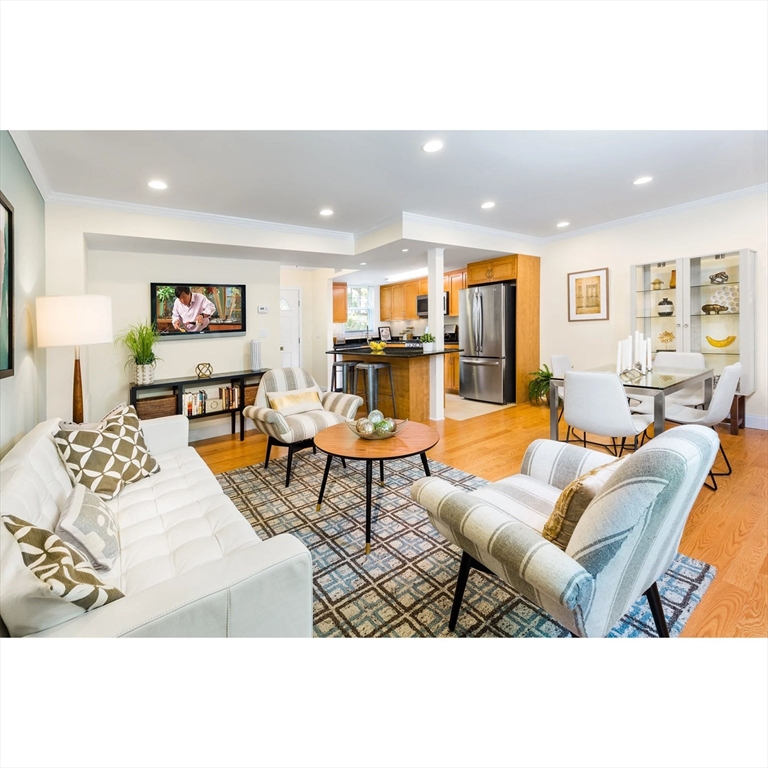 113 Thornton Rd, Chestnut Hill