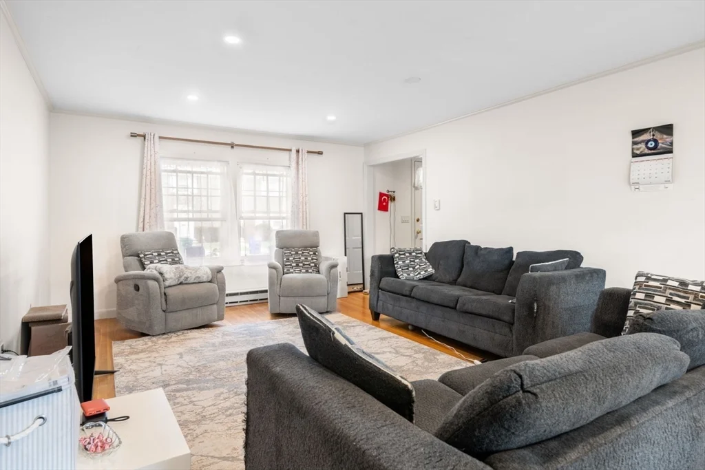 9 Town House Dr, Newtonville
