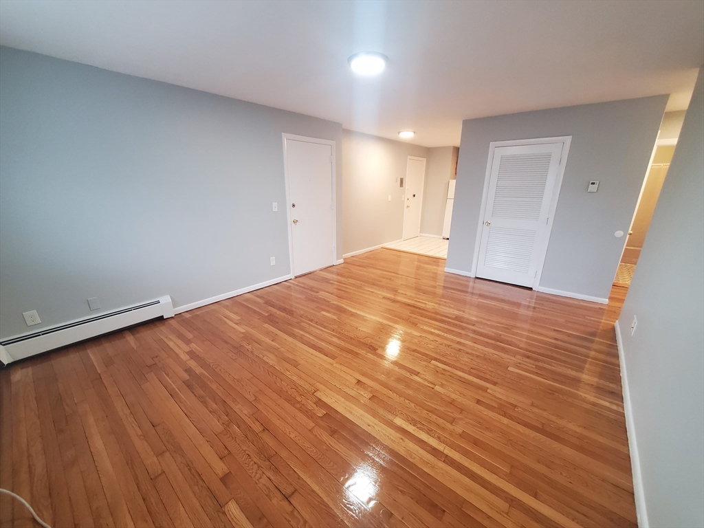 4 Oakcrest, Hyde Park