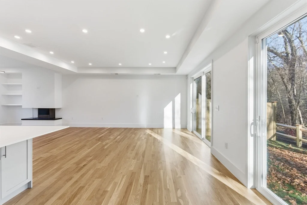 82 Louise Rd, Chestnut Hill