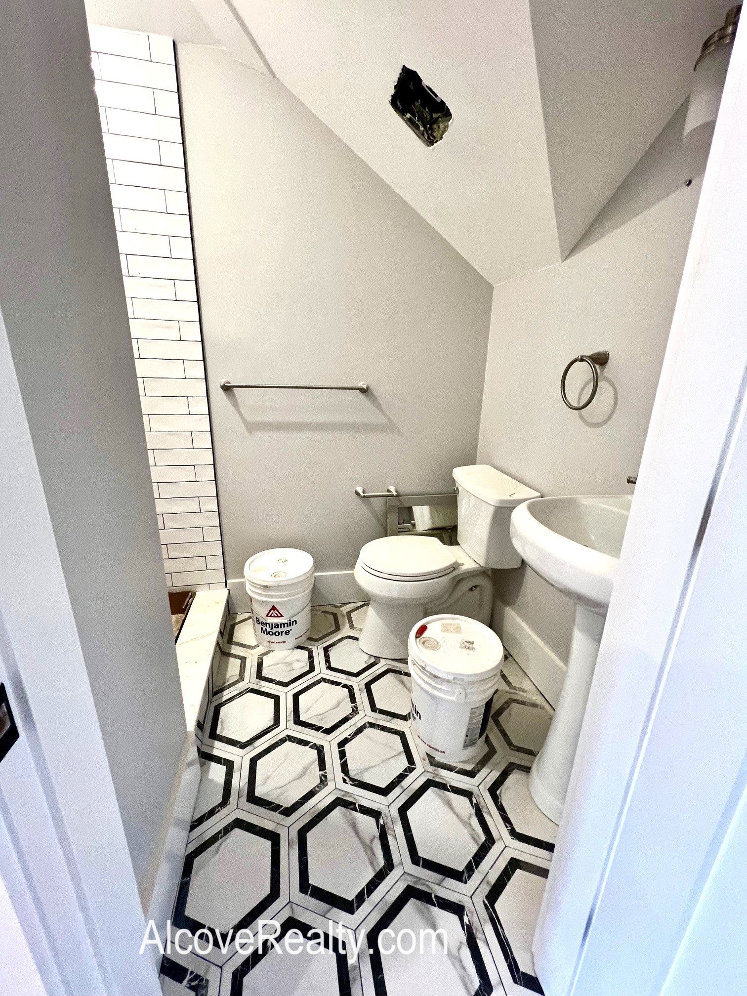 6 bed, 2 bath apartment for rent at 42 George St Unit 2, South Medford — photo 6 of 8
