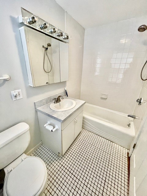 1.5 bed, 1 bath apartment for rent at 15 Thacher Ct Unit 2, North End — photo 13 of 13