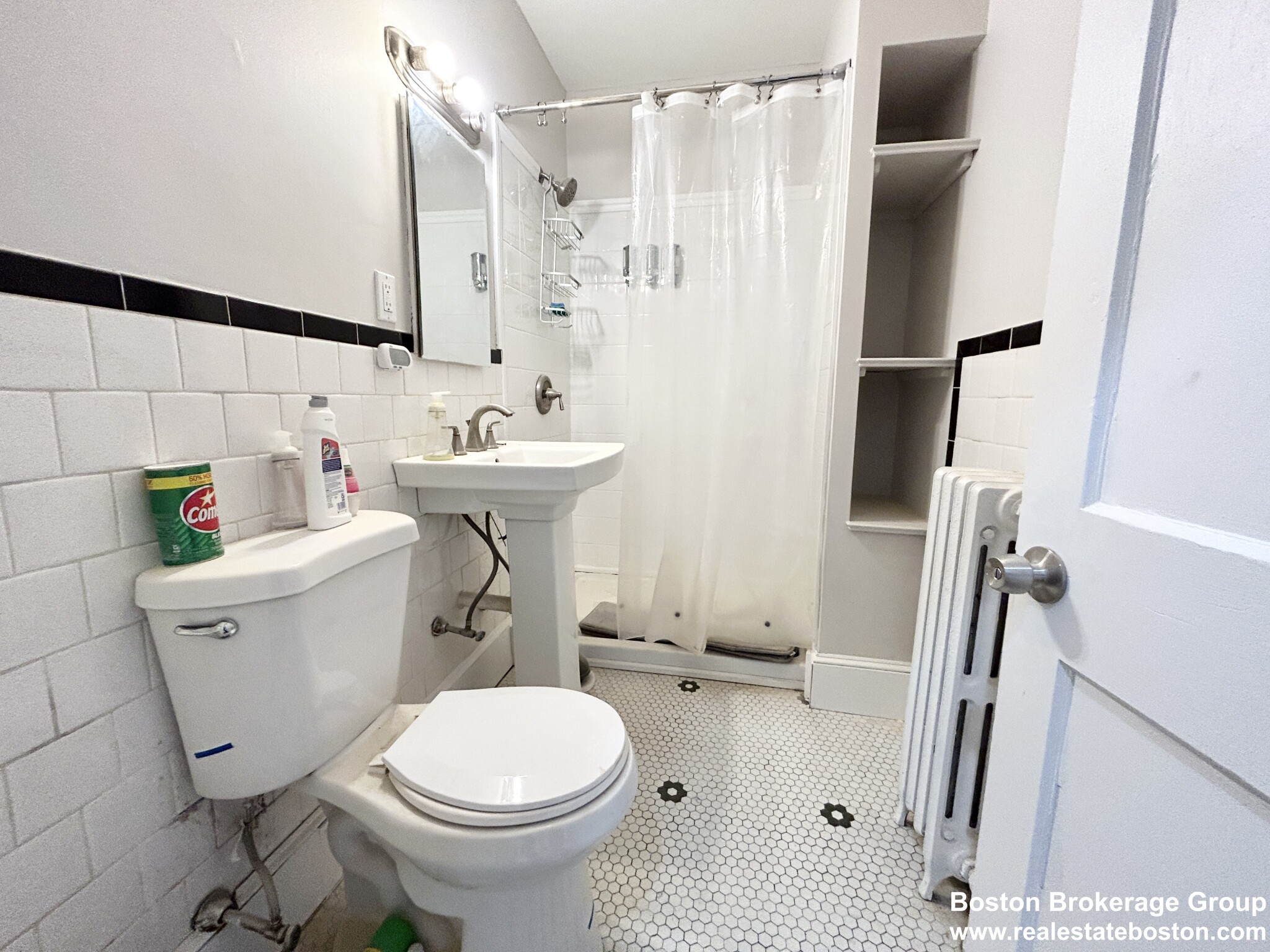 4 bed, 1 bath apartment for rent at 120 Hillside St Unit 2, Mission Hill — photo 3 of 3