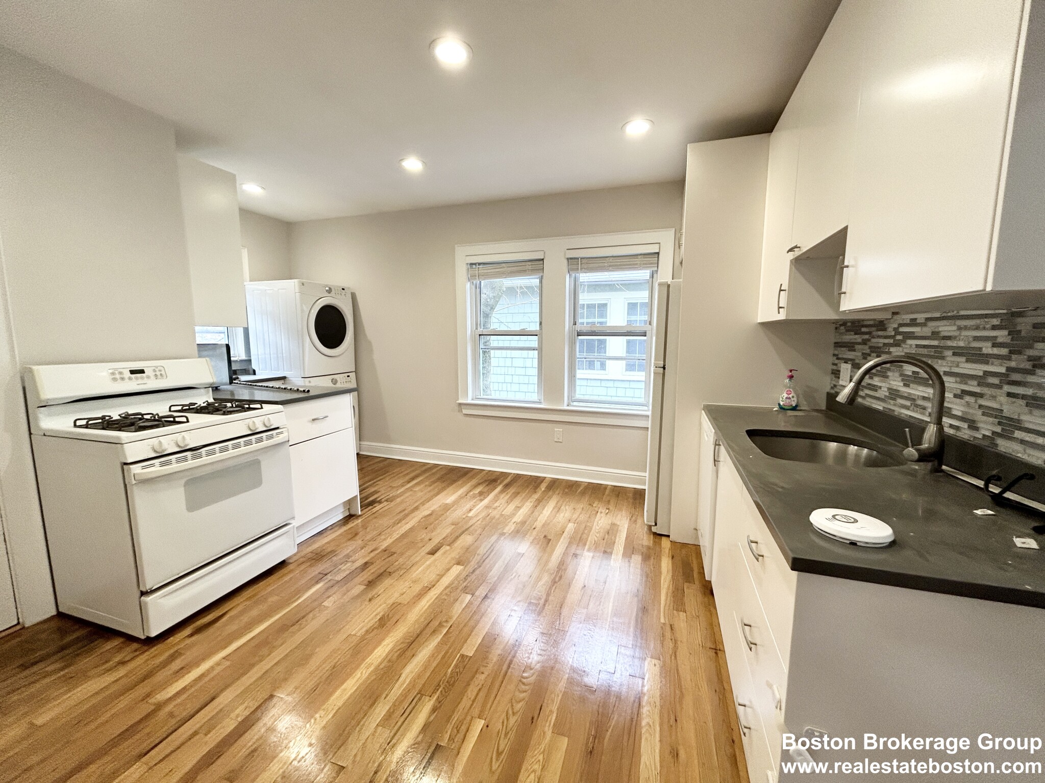 4 bed, 1 bath apartment for rent at 120 Hillside St Unit 2, Mission Hill — photo 2 of 3