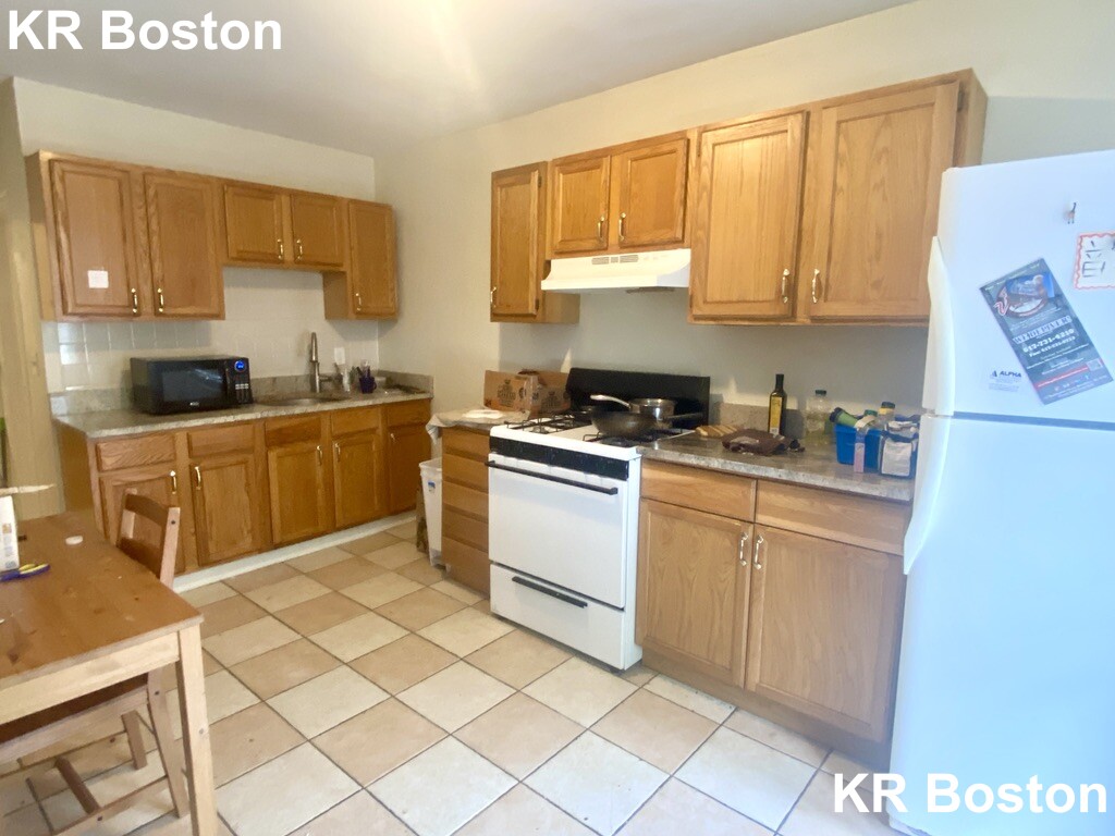 4 bed, 1 bath apartment for rent at 123 Brook St Unit 1, Coolidge Corner — photo 1 of 7