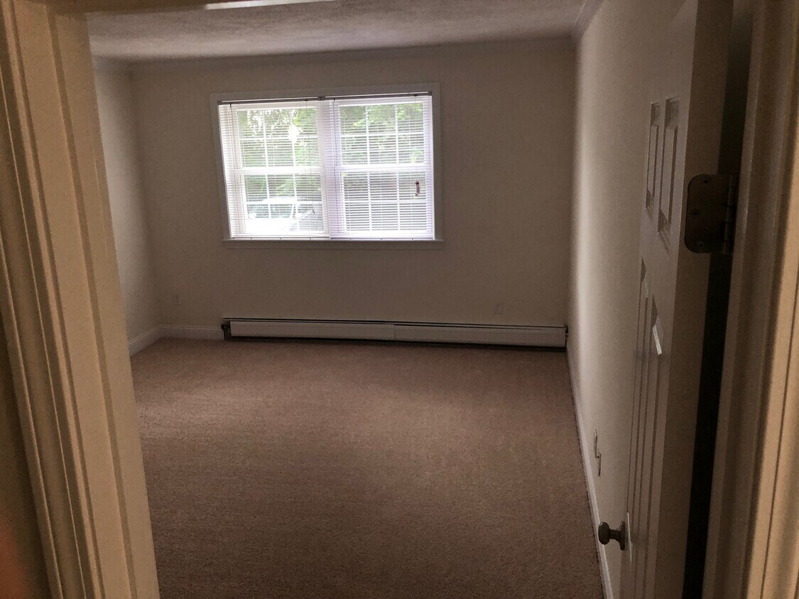 1 bed, 1 bath apartment for rent at 122 Edgemere Rd Unit 4, West Roxbury — photo 3 of 4