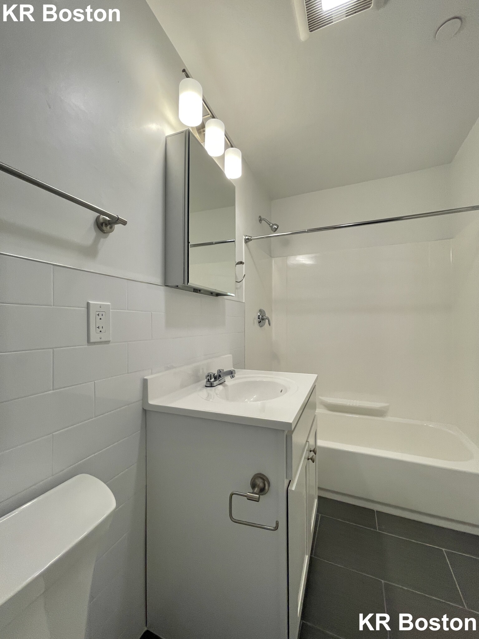 1 bed, 1 bath apartment for rent at 135 Sutherland Rd Unit C, Brighton — photo 3 of 6