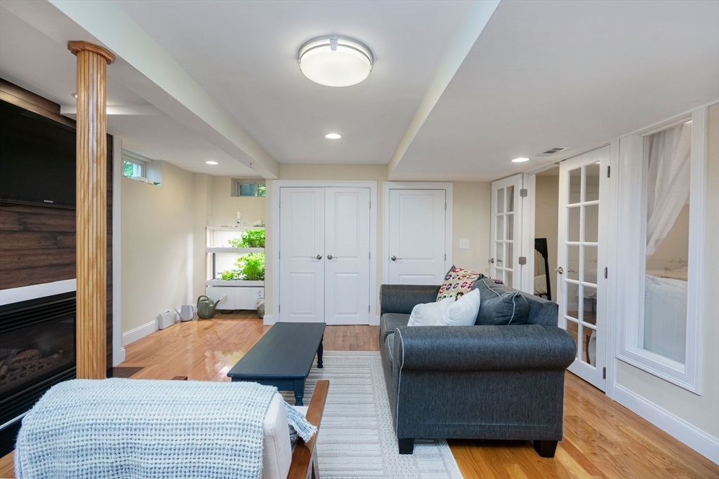 14 Brattle Ln, Arlington