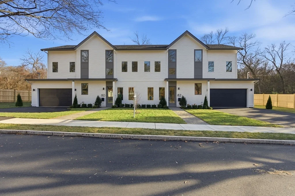 82 Louise Rd, Chestnut Hill