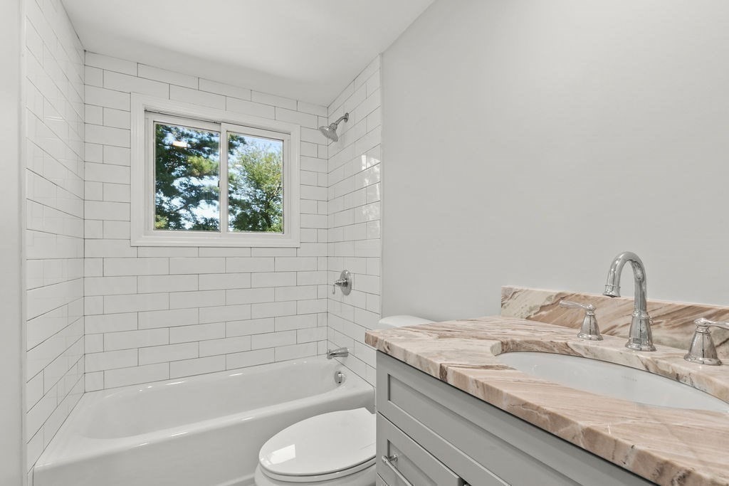 17 Minuteman Ln, Plymouth