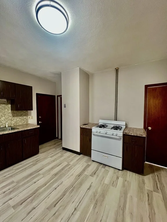 417-419 Ferry St, Everett