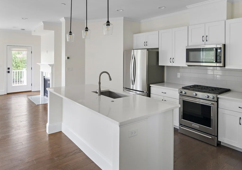 19 Lily Pond Ln, Lexington