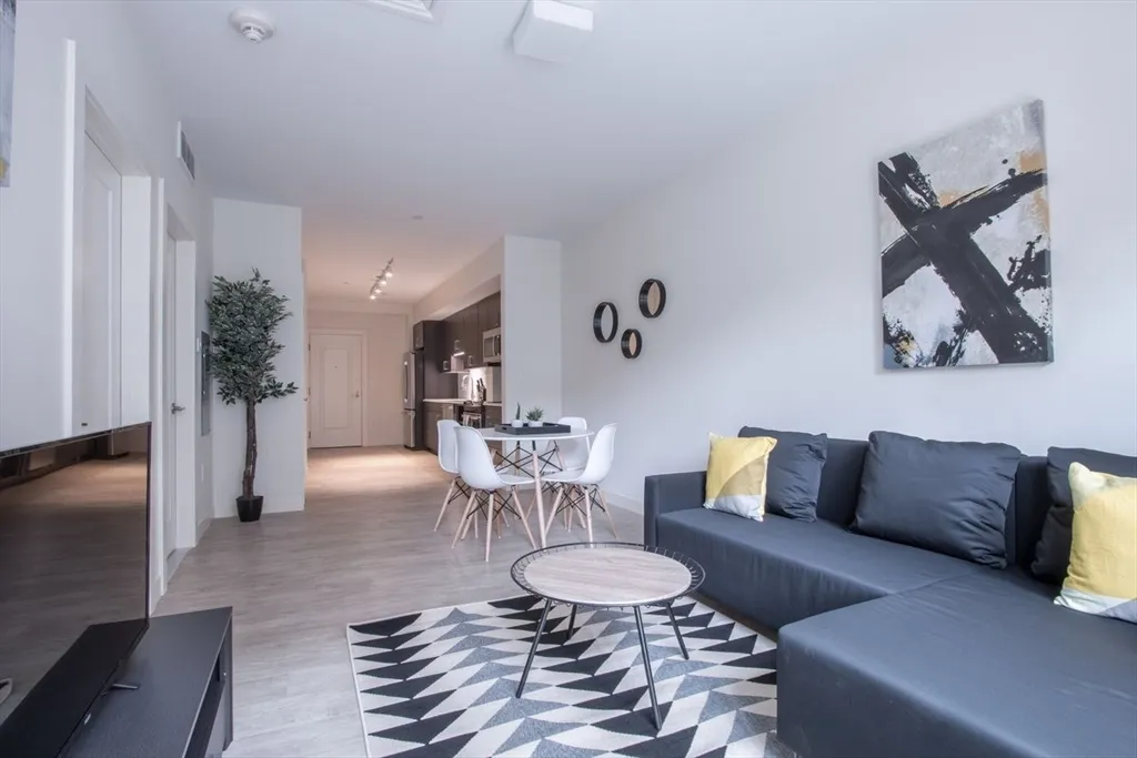 900 Beacon St, Fenway