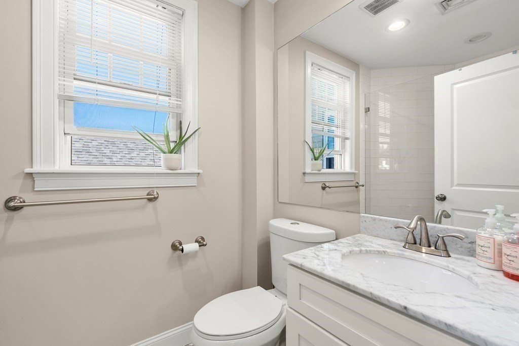 1048 Saratoga St, Boston