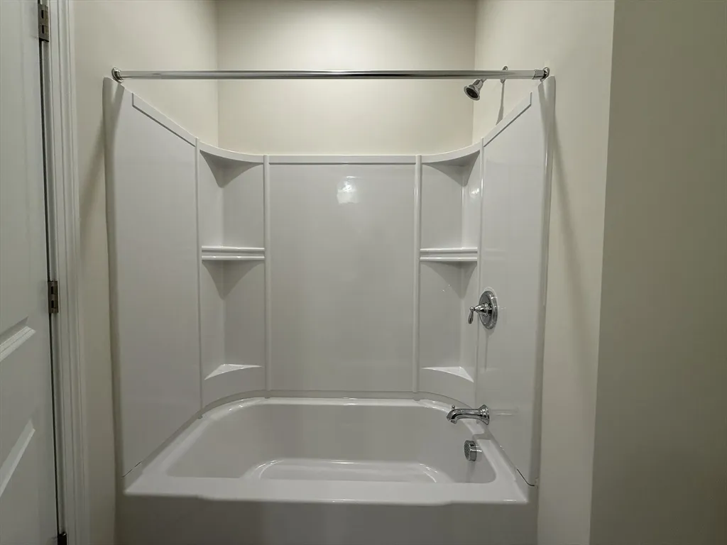 4 Winslow Ln, Grafton