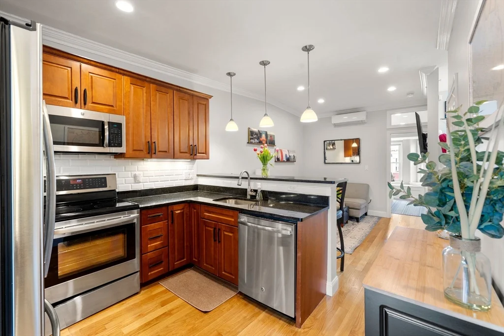 695 E 8th St, South Boston