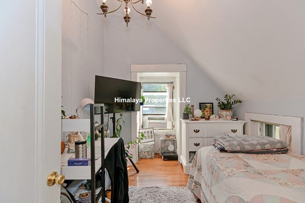 139 Hillside St, Mission Hill