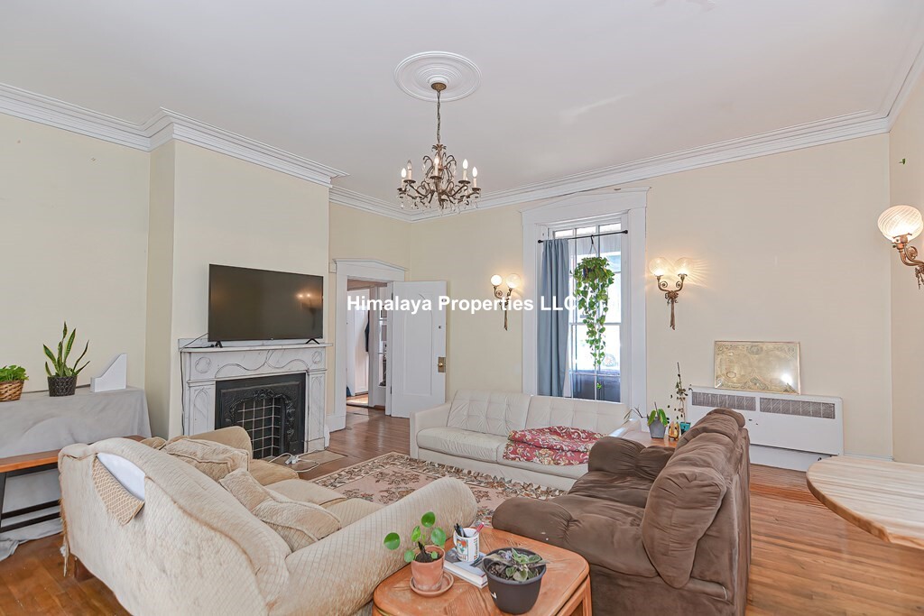 139 Hillside St, Mission Hill