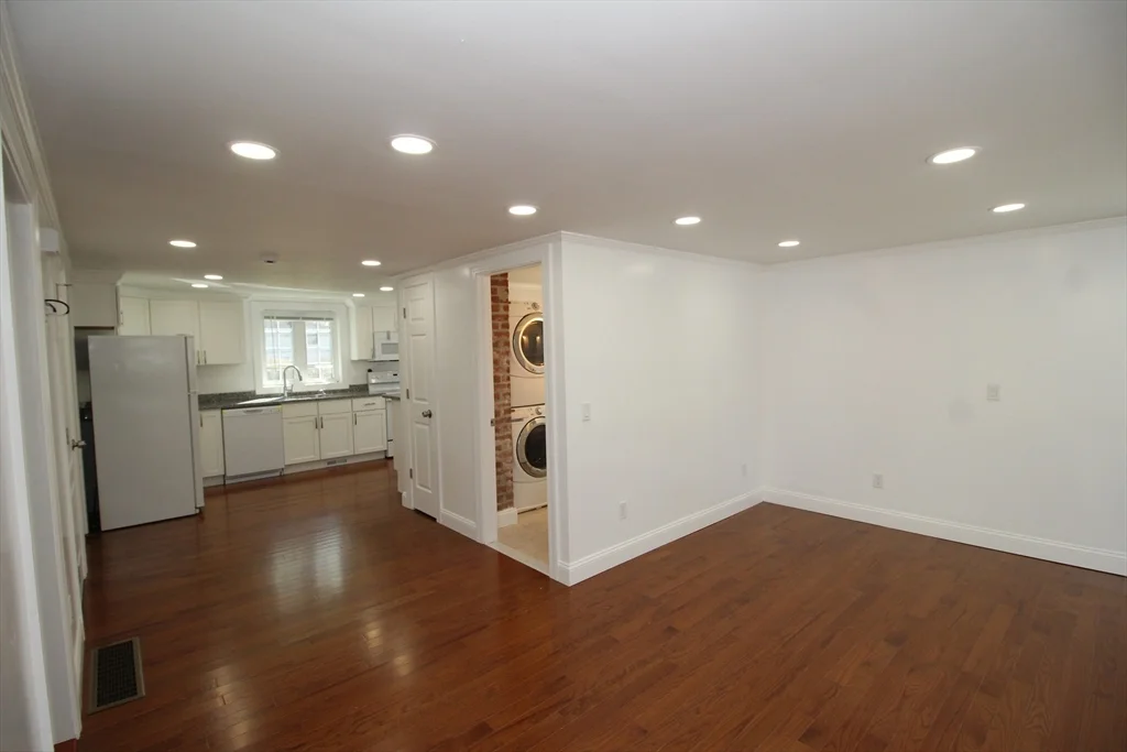 96 Walnut Ln, Attleboro
