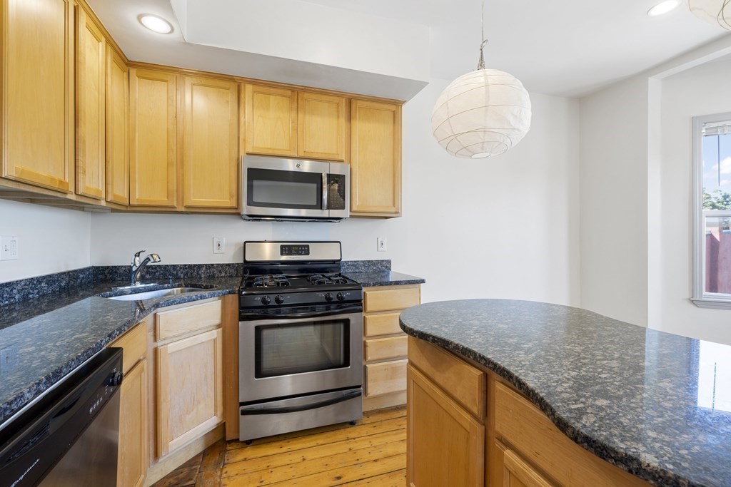 3 bed, 1 bath apartment for rent at 127 Marcella St Unit 3, Roxbury — photo 3 of 13