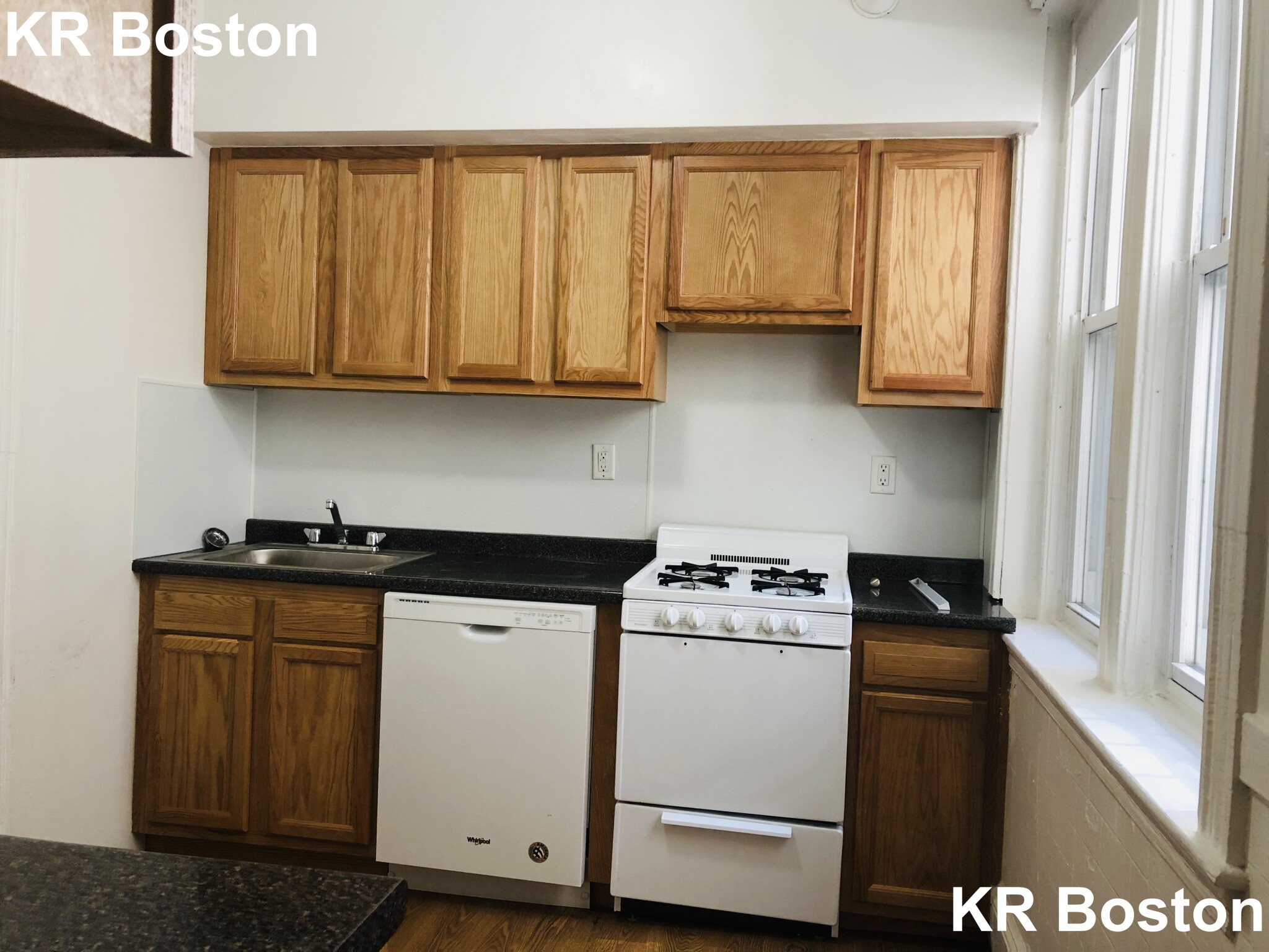 2 split bed, 1 bath apartment for rent at 127 Sutherland Rd Unit A.., Brighton — photo 3 of 4