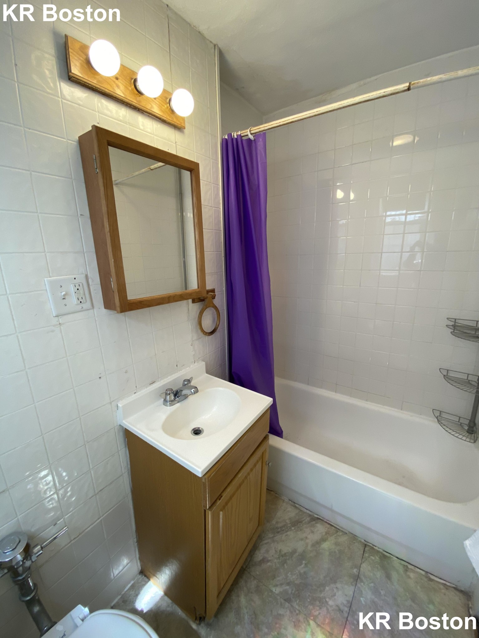 2 split bed, 1 bath apartment for rent at 127 Sutherland Rd Unit A.., Brighton — photo 4 of 4