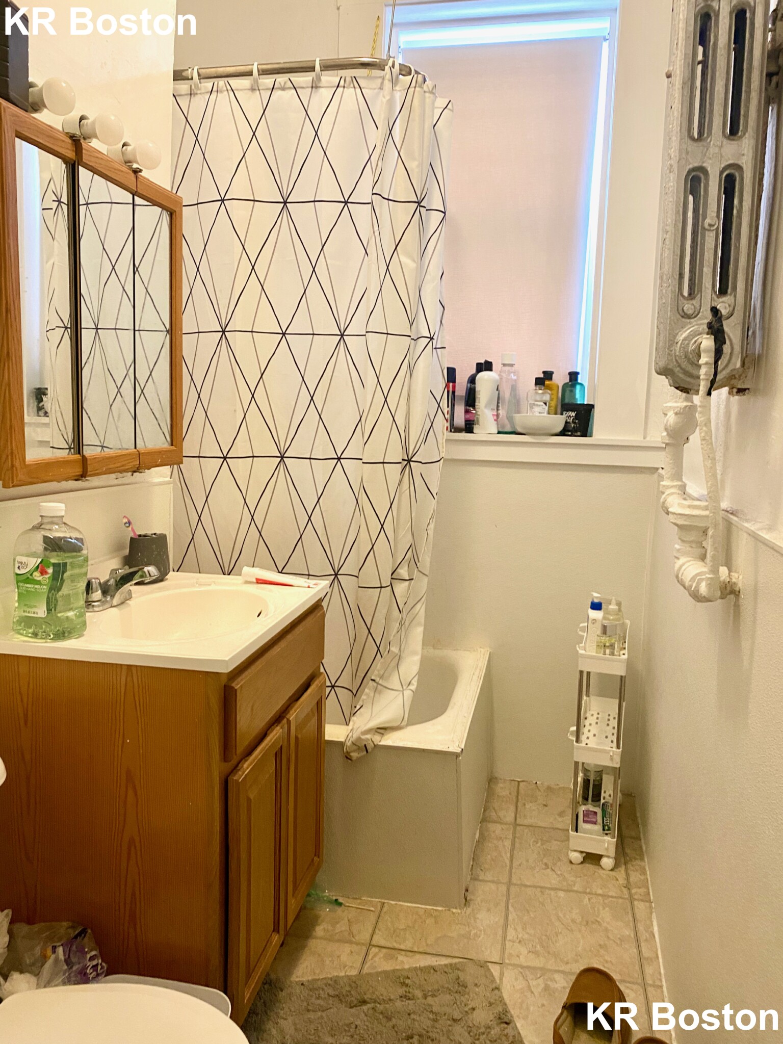 1 split bed, 1 bath apartment for rent at 124 Sutherland Rd Unit B, Brighton — photo 3 of 5