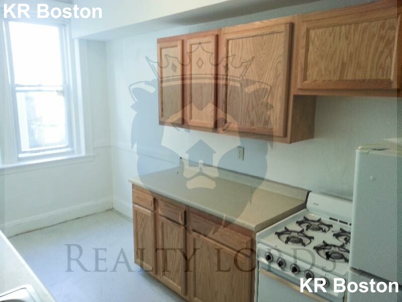 1 split bed, 1 bath apartment for rent at 124 Sutherland Rd Unit B, Brighton — photo 4 of 5