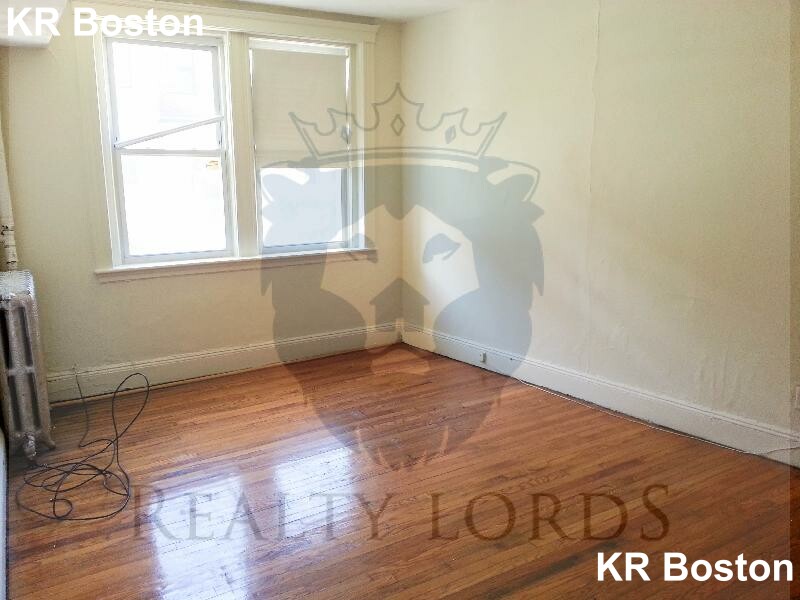 1 split bed, 1 bath apartment for rent at 124 Sutherland Rd Unit B, Brighton — photo 5 of 5