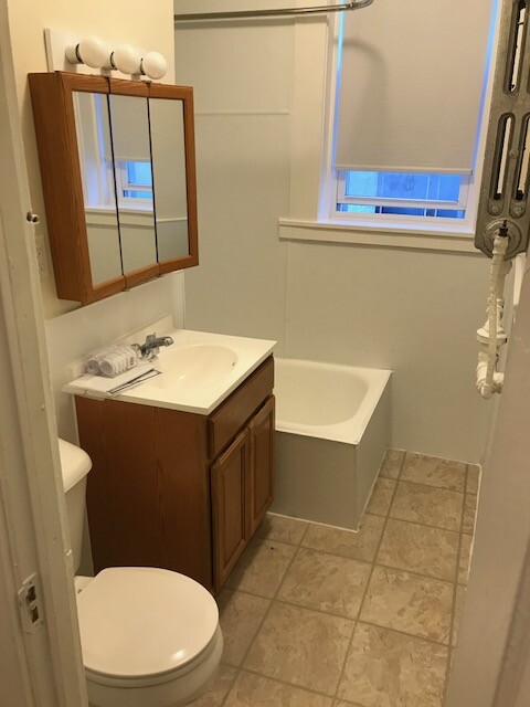 1 split bed, 1 bath apartment for rent at 127 Sutherland Rd Unit B., Brighton — photo 3 of 3