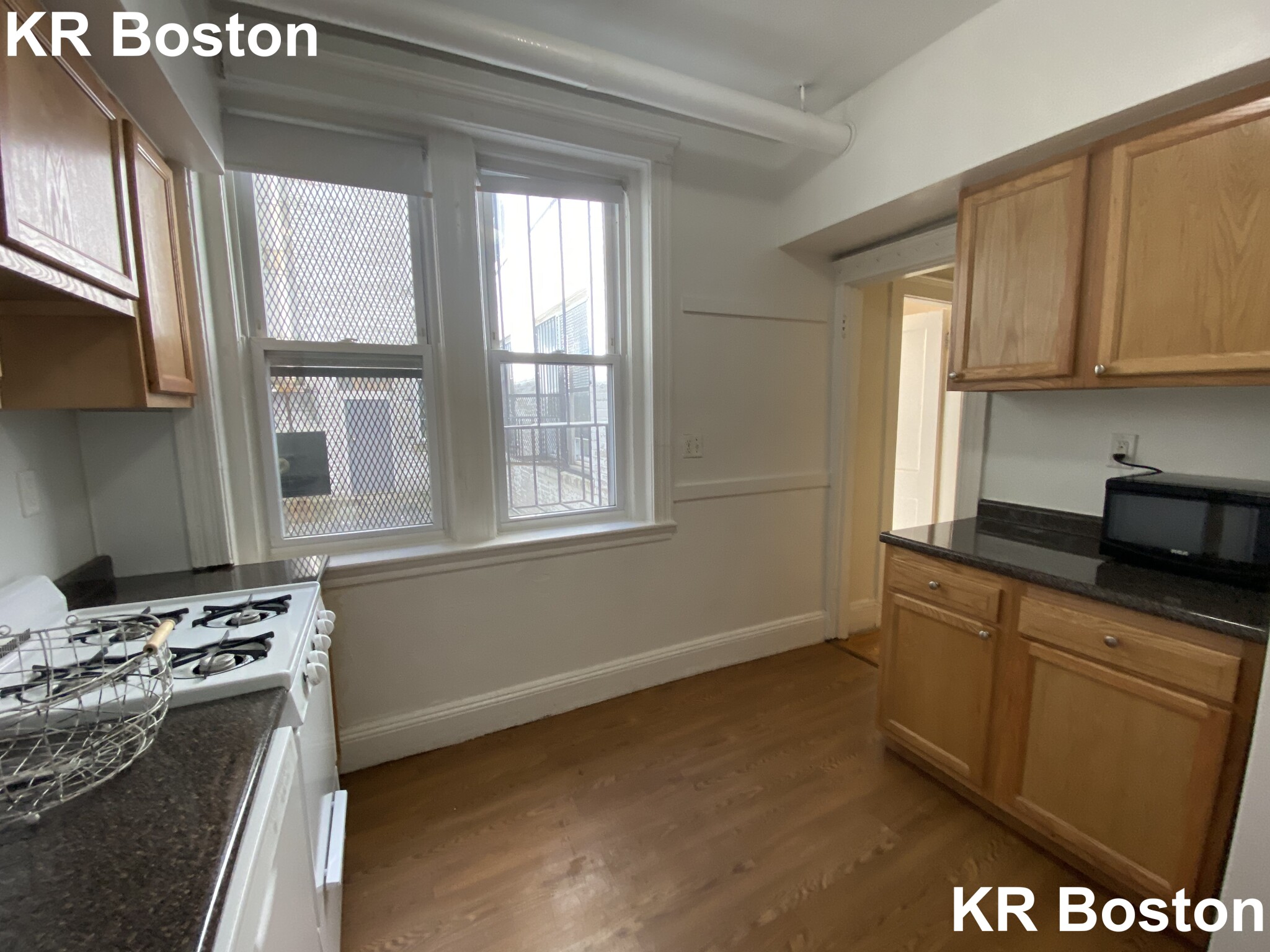 2 split bed, 1 bath apartment for rent at 127 Sutherland Rd, Unit A., Brighton — photo 3 of 3