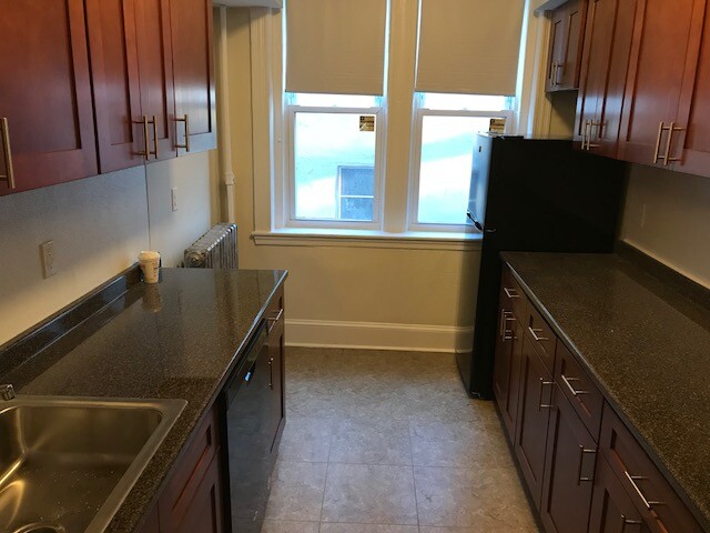 1 split bed, 1 bath apartment for rent at 127 Sutherland Rd Unit B.., Brighton — photo 2 of 3