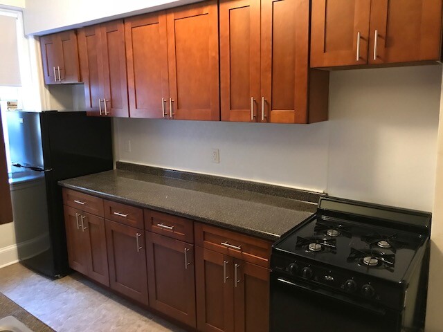 1 split bed, 1 bath apartment for rent at 127 Sutherland Rd Unit B,, Brighton — photo 2 of 3